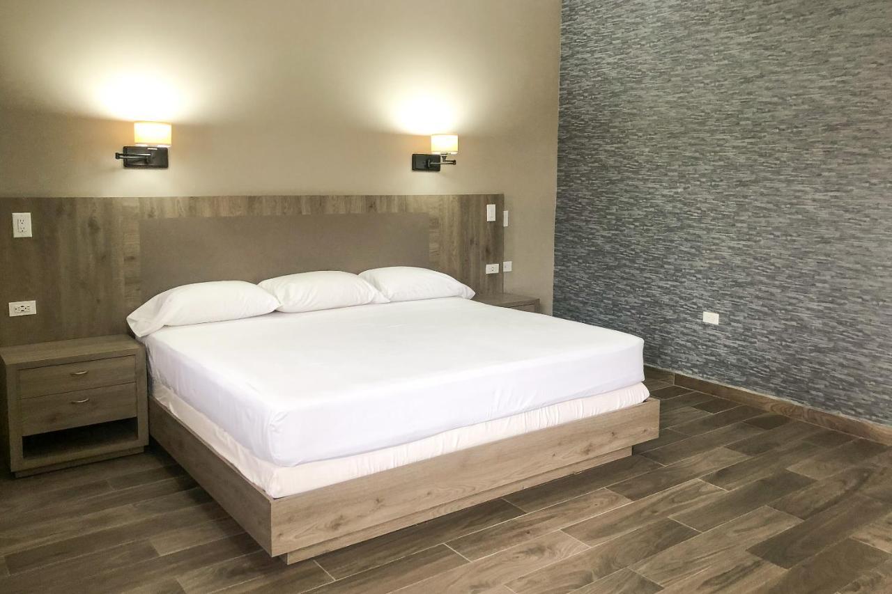 Capital O Palms Hotel, Acuna Ciudad Acuña エクステリア 写真