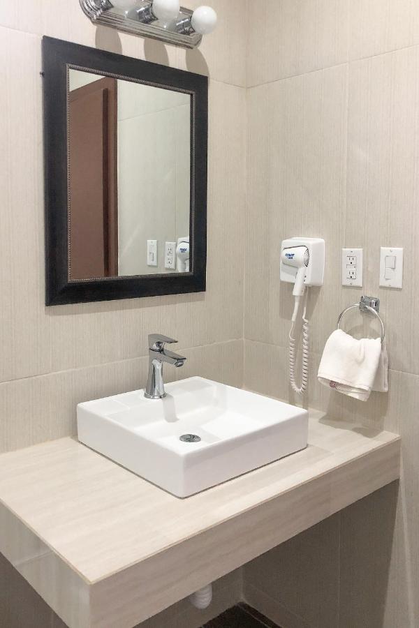 Capital O Palms Hotel, Acuna Ciudad Acuña エクステリア 写真