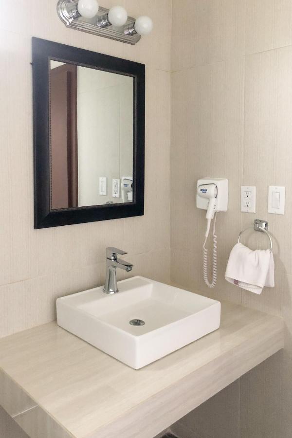 Capital O Palms Hotel, Acuna Ciudad Acuña エクステリア 写真